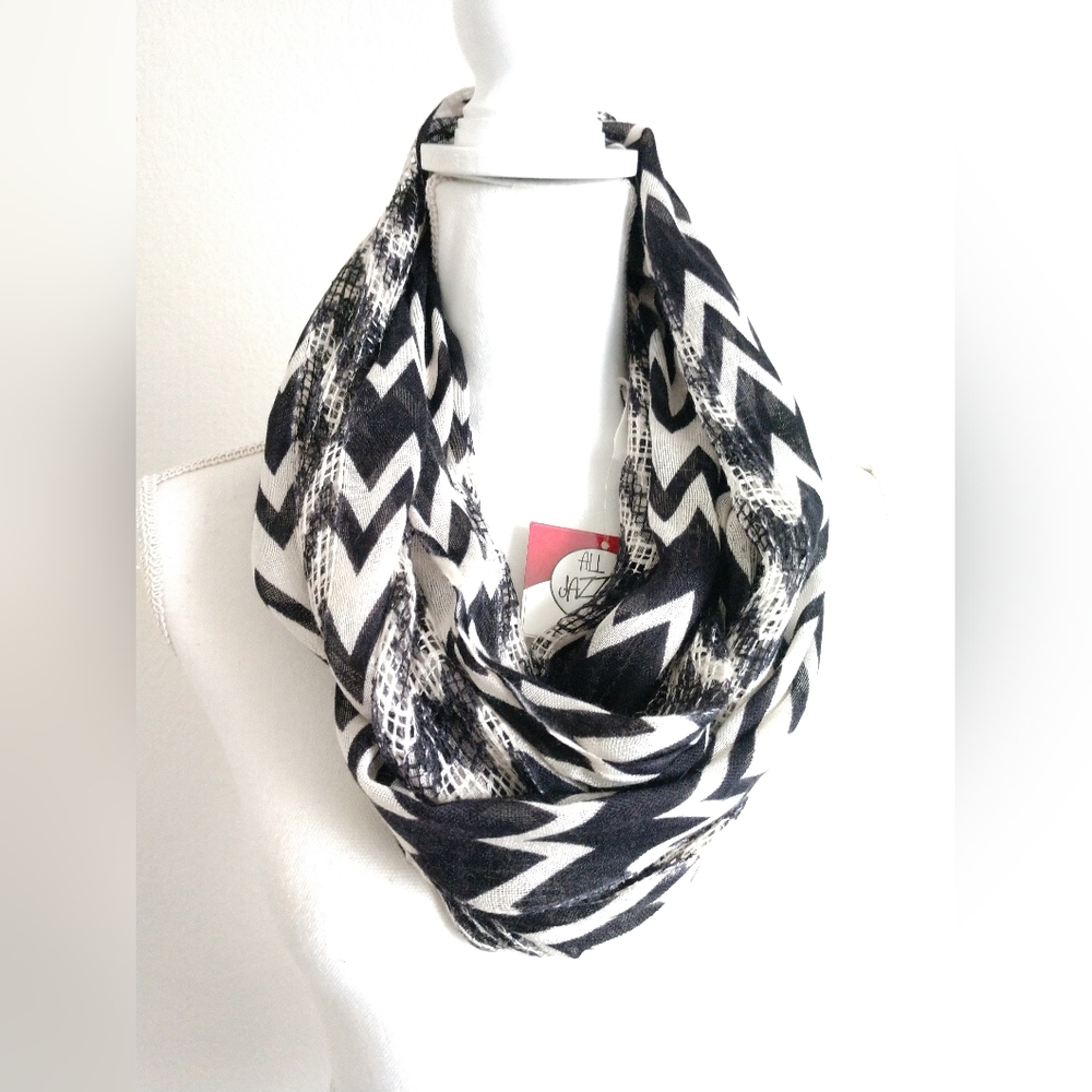 NEW All Jazzed Up Infinity Scarf Black White Chevron Stripe